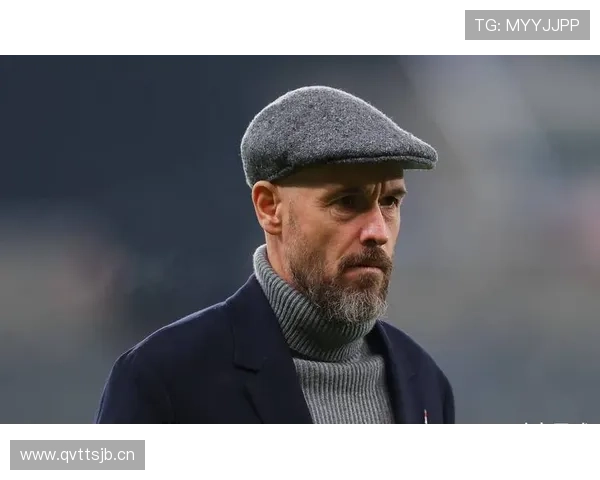 曼联危机再升级！滕哈赫阵容争论引爆球迷怒火，战术体系为何失灵？